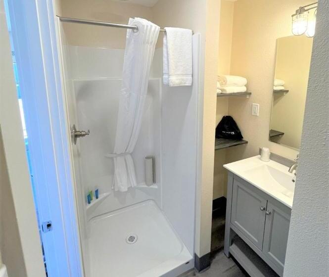 スタンダードスタジオ, Coastal Inn And Suites