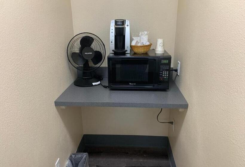 キングサイドベッドのスタンダードワンルーム, Coastal Inn And Suites