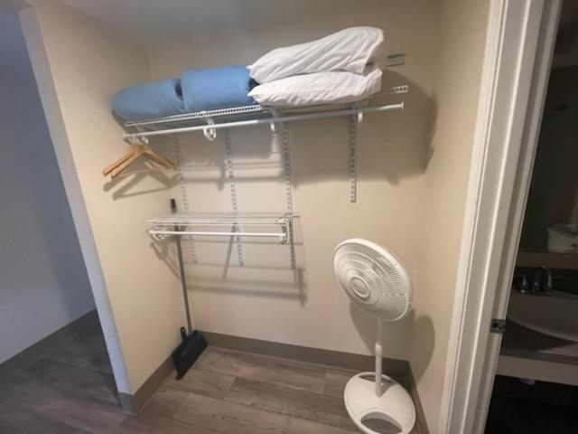 キングサイズベッドのスイートルーム, Coastal Inn And Suites