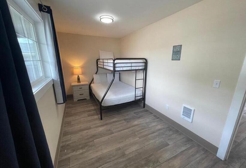 Люкс Семейный 2 Спальни, Coastal Inn And Suites