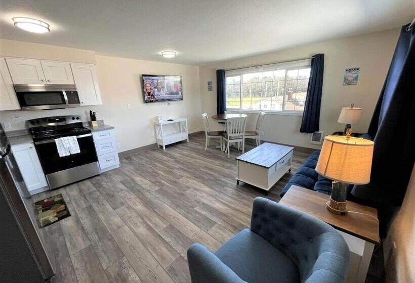 キングサイズベッドのスイートルーム, Coastal Inn And Suites