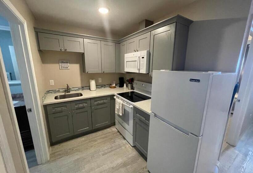 Люкс Семейный 2 Спальни, Coastal Inn And Suites