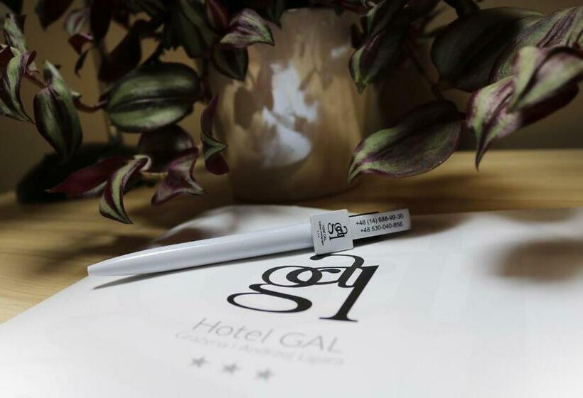 חדר דלוקס, Gal