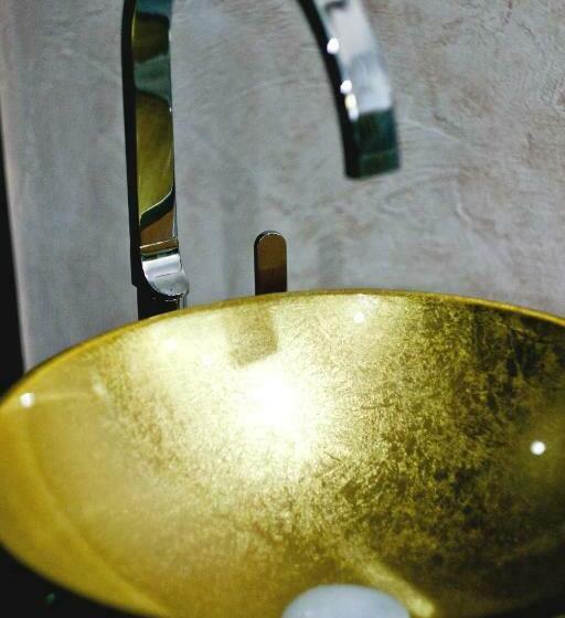 חדר דלוקס, Gal