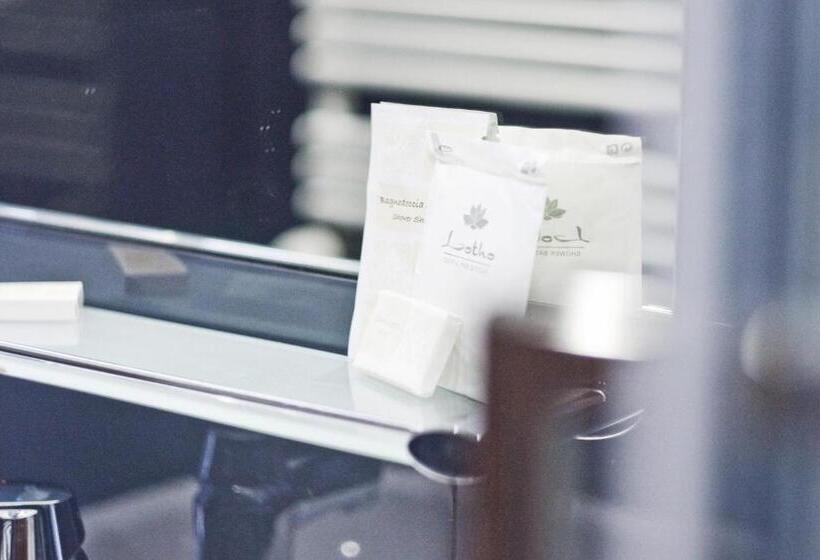 חדר סטנדרט לשלושה, Gal