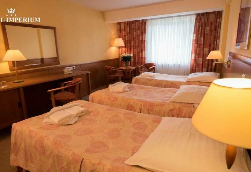 חדר קלאסי לשלושה, Imperium