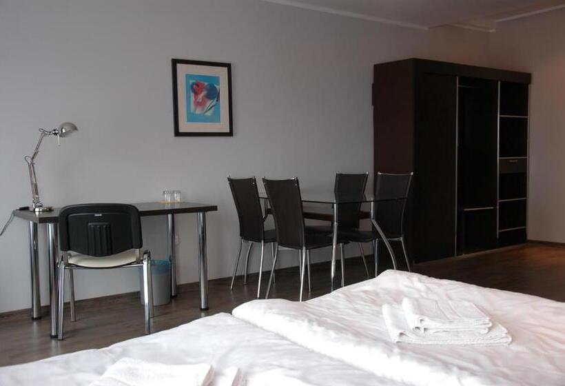 חדר משפחתי, Opera