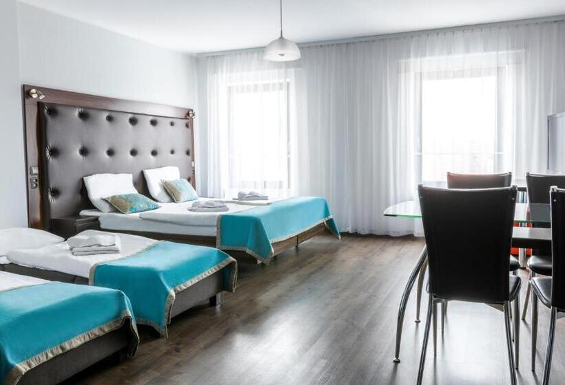 חדר משפחתי, Opera