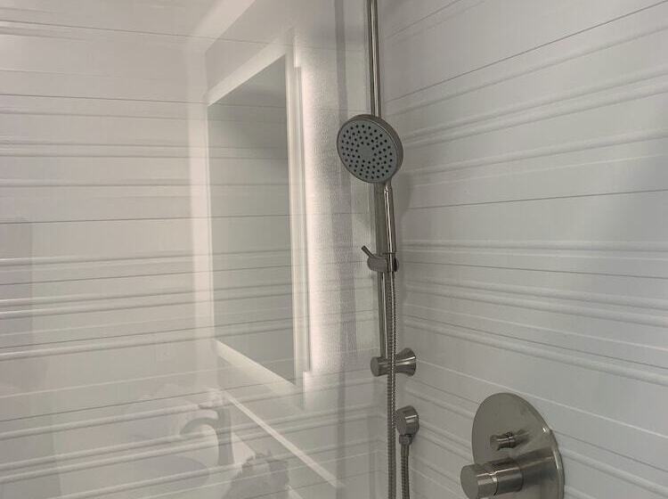 سوییت با چشم‌انداز دریا, West Beach Suites