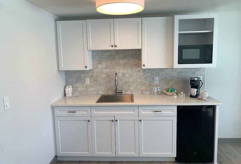 سوییت با چشم‌انداز دریا, West Beach Suites