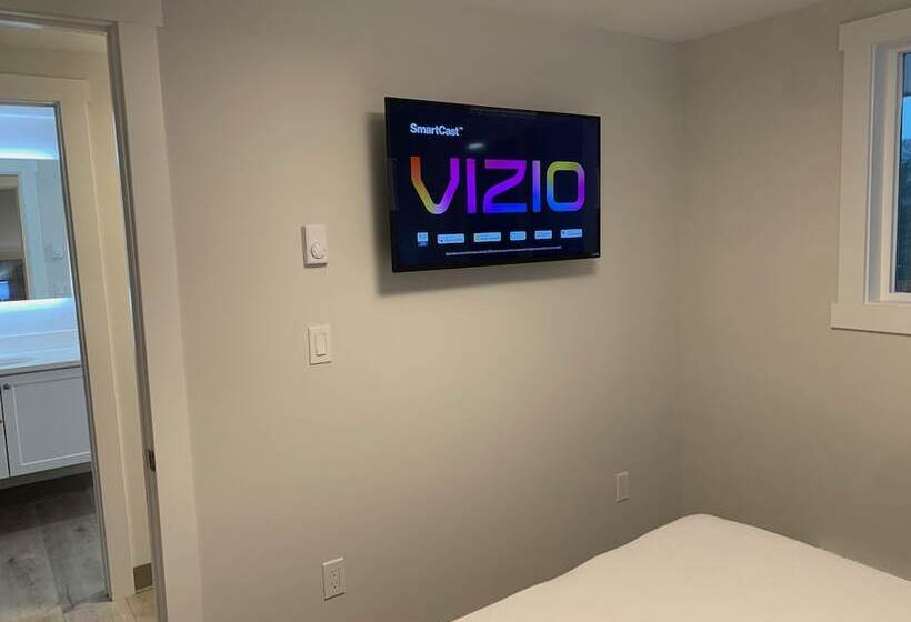 سوییت با چشم‌انداز دریا, West Beach Suites