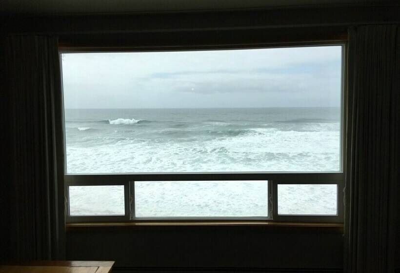 سوییت با چشم‌انداز دریا, West Beach Suites