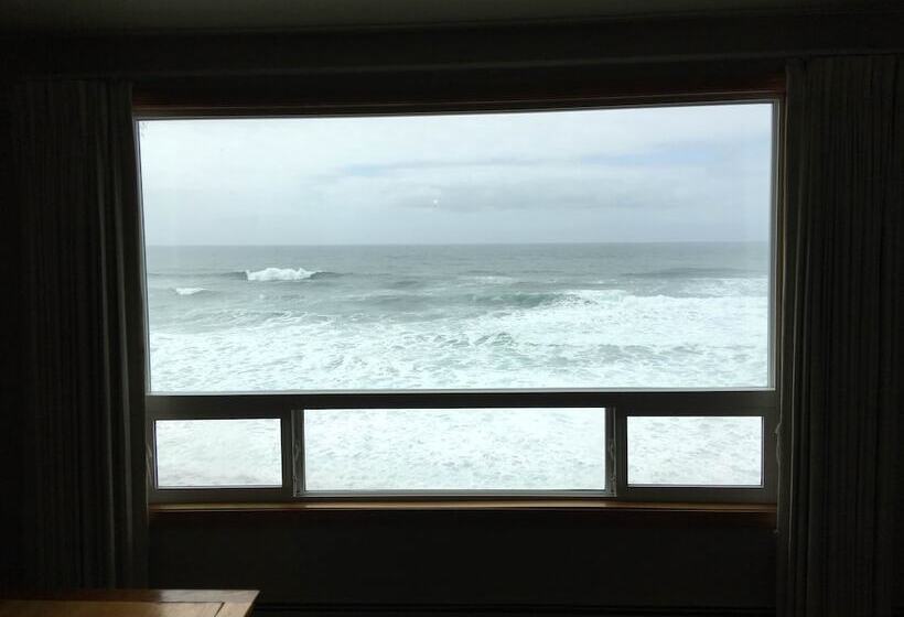 سوییت با چشم‌انداز دریا, West Beach Suites