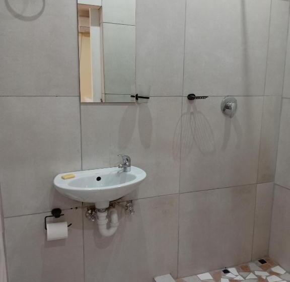Quarto Deluxe, Beyond New House