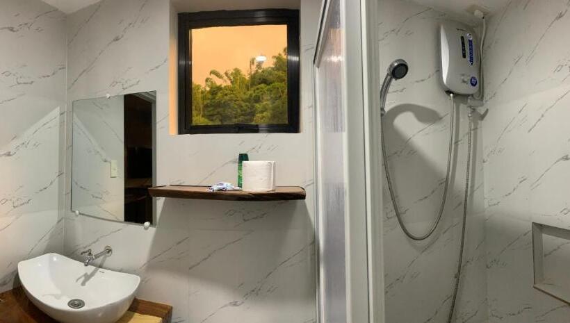 اتاق خانوادگی, Lone Star Inn