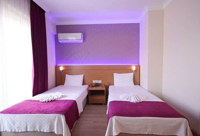 غرفة قياسية مطلّة علي حمام السباحة, Siriusmi