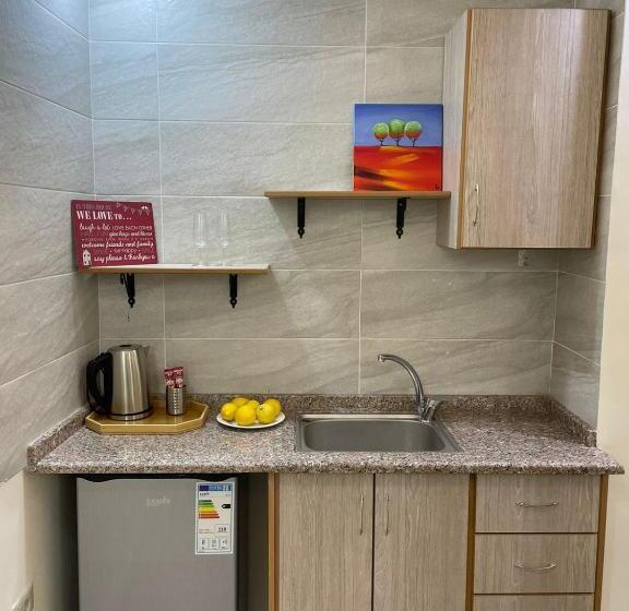 اتاق استاندارد سه نفره, Classy Hostel