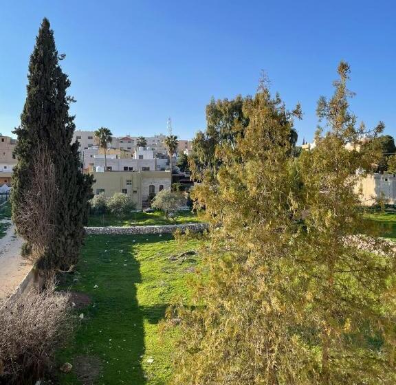 اتاق استاندارد سه نفره, Classy Hostel