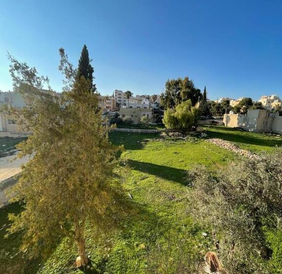 اتاق استاندارد سه نفره, Classy Hostel