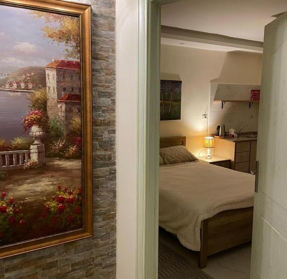 اتاق استاندارد سه نفره, Classy Hostel