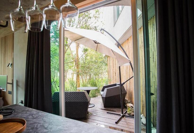 اتاق استاندارد با چشم‌انداز باغ, The Forest Museum