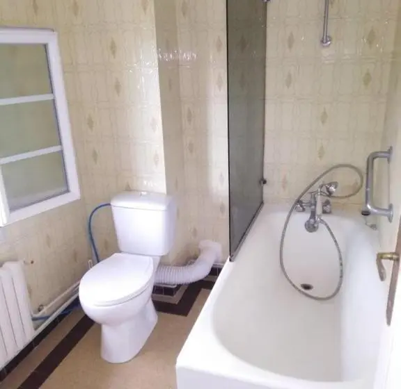 ルームシェアのワンベッド, Chadi Hostel# It S Obligatory For Everyone To Leave The Place Between 10 Am And 6 Pm It S Clossed #