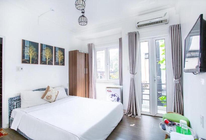اتاق لوکس با بالکن, Mickey Homestay Hue