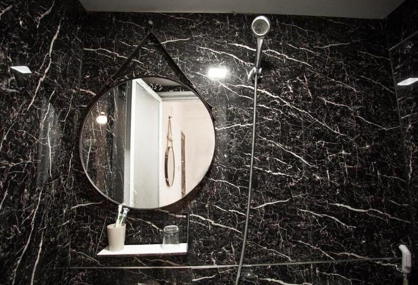 اتاق استاندارد سه نفره, Mickey Homestay Hue