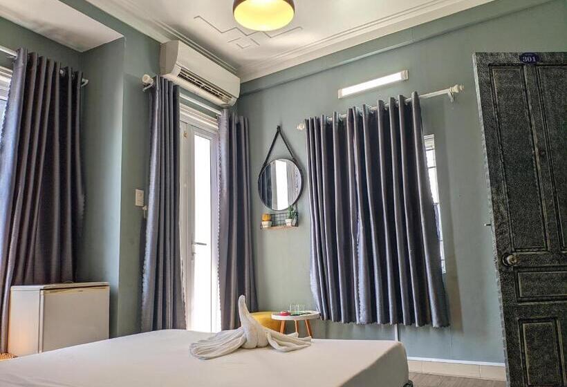 اتاق لوکس با بالکن, Mickey Homestay Hue