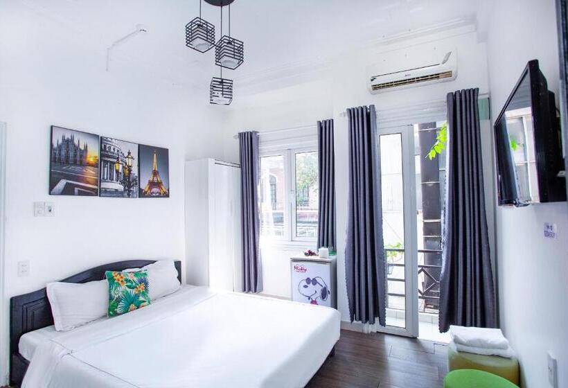 اتاق لوکس با بالکن, Mickey Homestay Hue