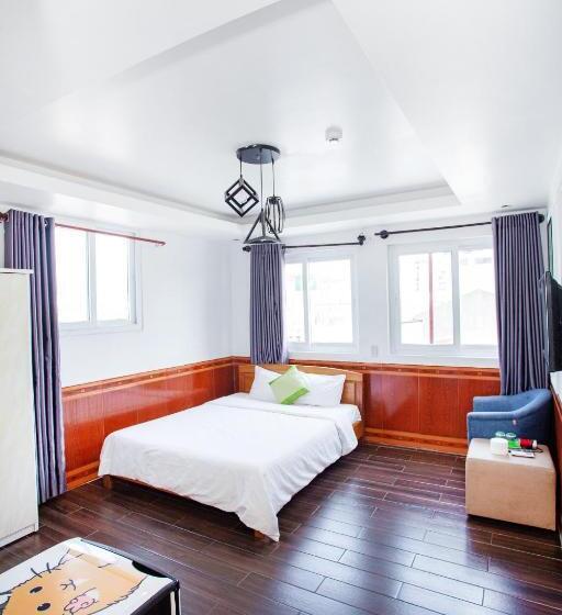 اتاق لوکس با بالکن, Mickey Homestay Hue