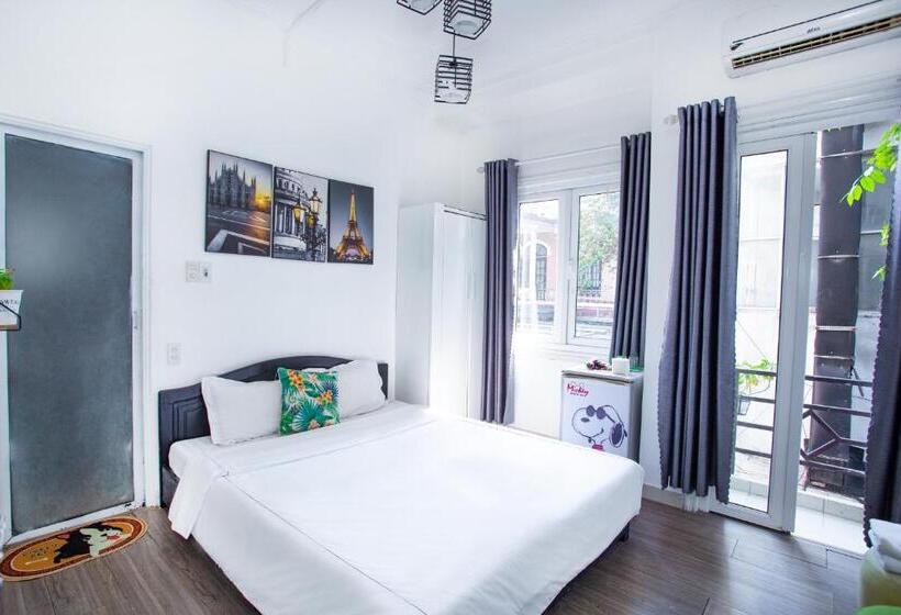 اتاق لوکس با بالکن, Mickey Homestay Hue