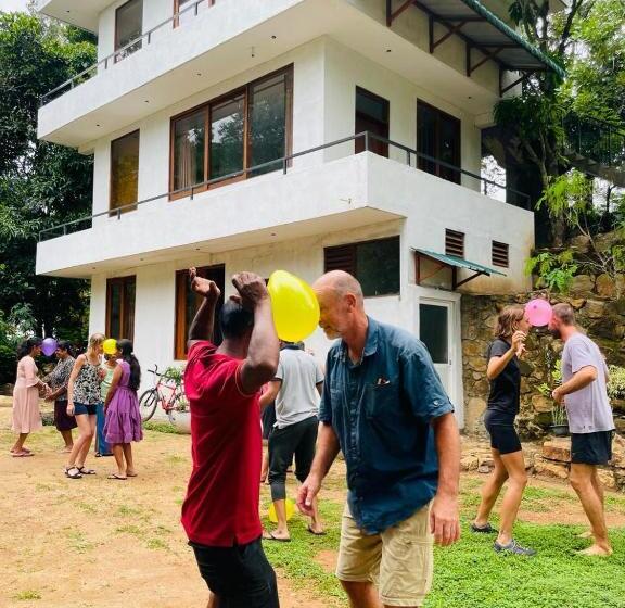 اتاق لوکس سه تخته, Rock N Fall Nature Resort