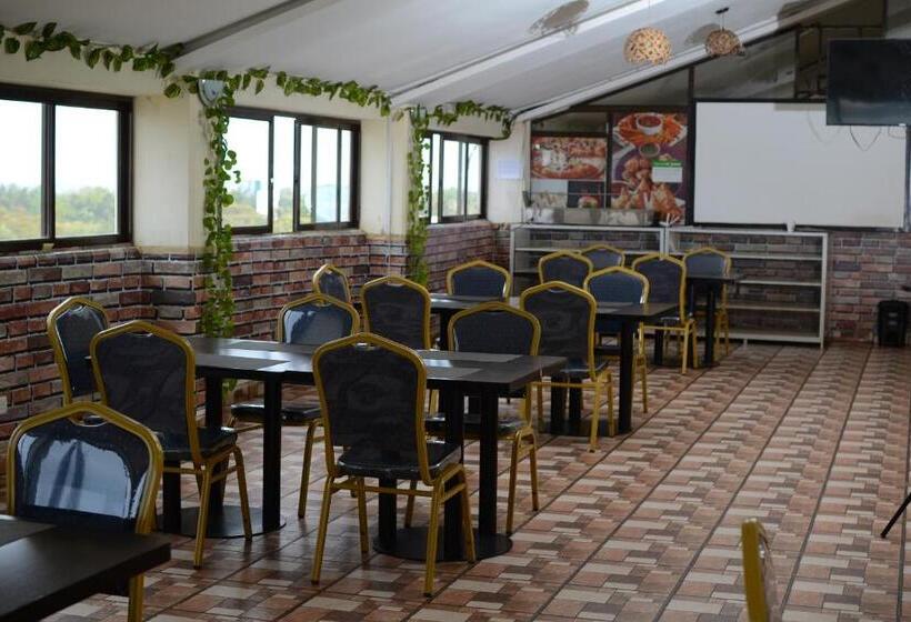 اتاق استاندارد با چشم‌انداز دریاچه, Quinten Hotel Kisumu