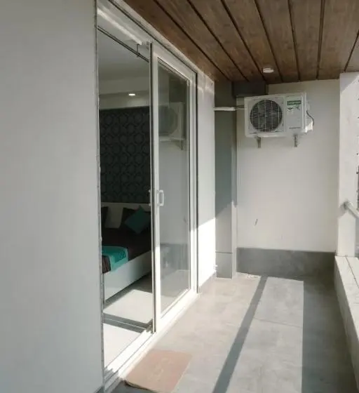 デラックスルーム, Rentdoor  Luxury Studio Service Apartment Sector  46