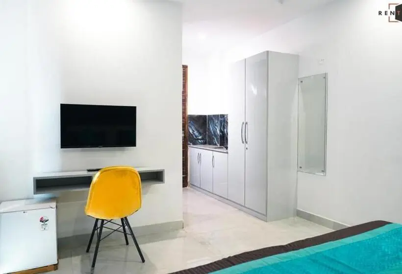 デラックスルーム, Rentdoor  Luxury Studio Service Apartment Sector  46