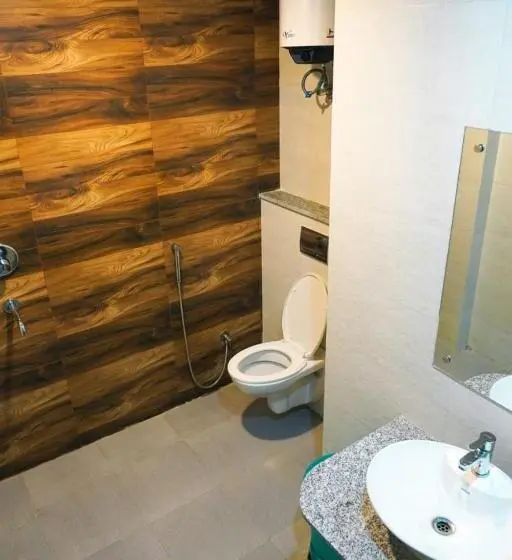 キングサイズベッドのスーペリアルーム, Rentdoor  Luxury Studio Service Apartment Sector  46