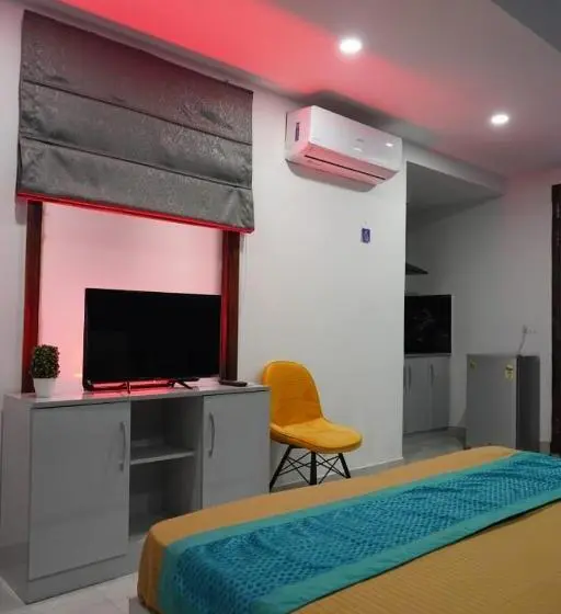 キングサイズベッドのスーペリアルーム, Rentdoor  Luxury Studio Service Apartment Sector  46