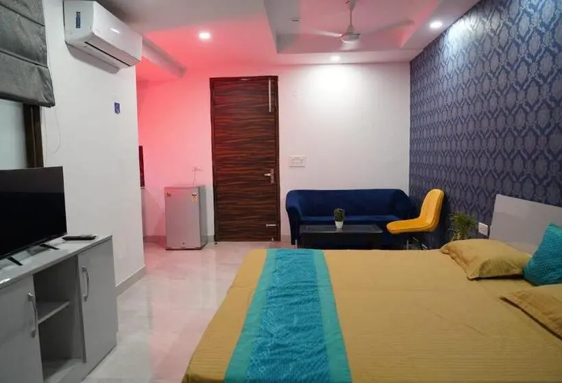 キングサイズベッドのスーペリアルーム, Rentdoor  Luxury Studio Service Apartment Sector  46