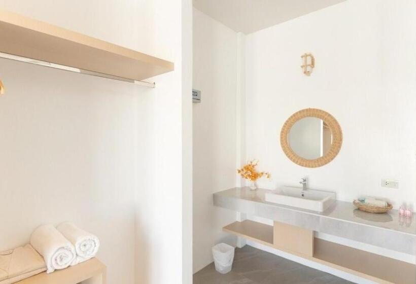 غرفة عائلية, Cruises The Pool Access