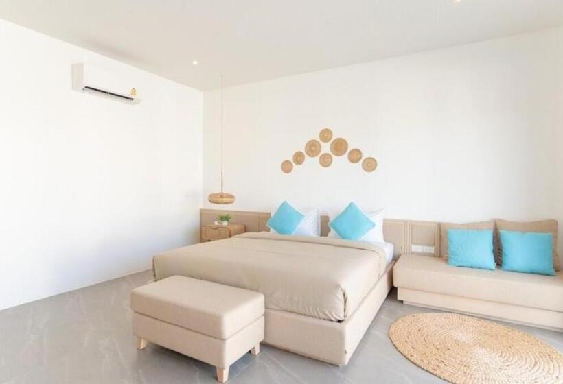 غرفة عائلية, Cruises The Pool Access