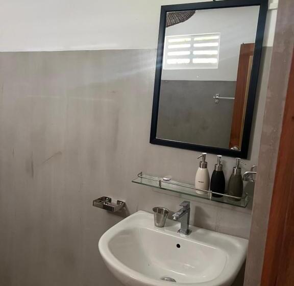 Pokój Standard, Komorebi Madiha