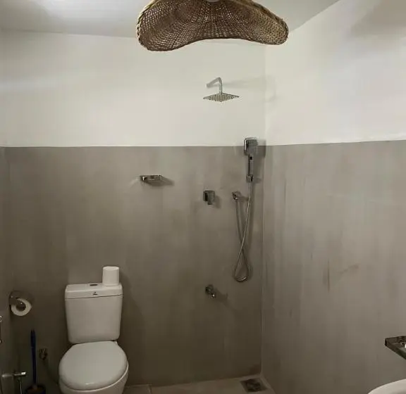 Standard-huone, Komorebi Madiha