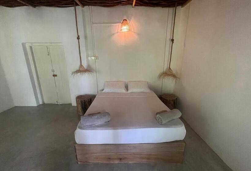 Pokój Deluxe, Komorebi Madiha