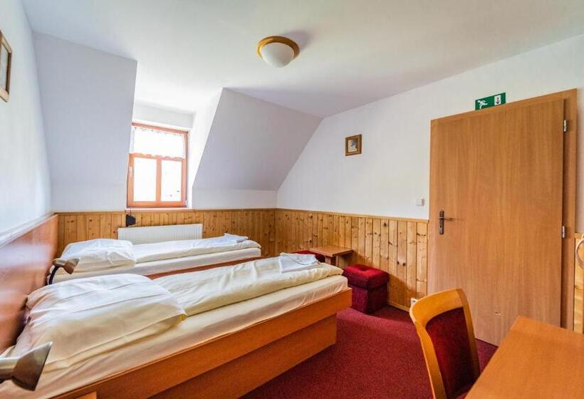 דירת חדר, Nad Vodopády