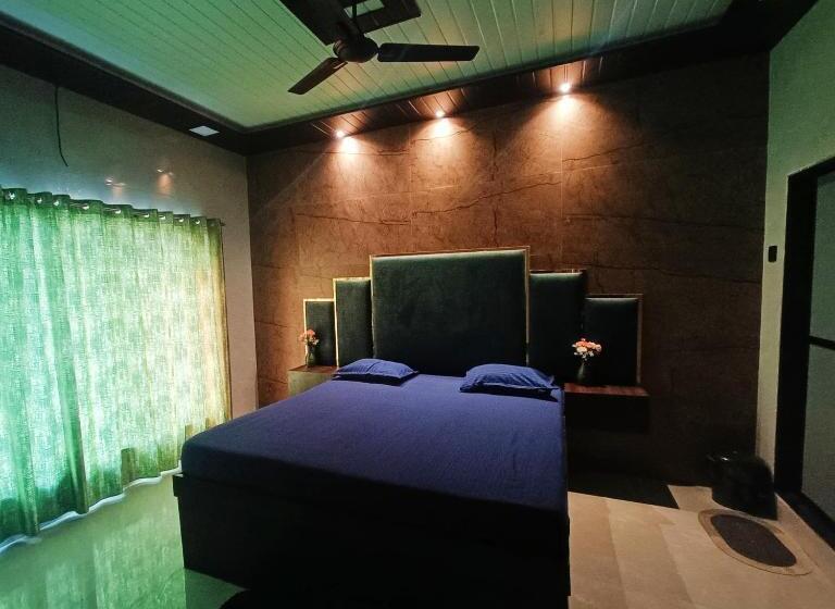 غرفة قياسية سرير كينج, The Grand Inn