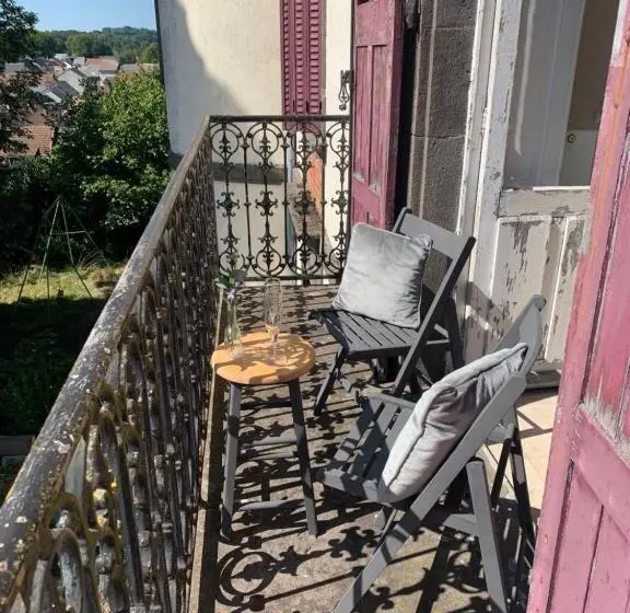 Standard Kolmen Hengen Huone Parveke, Le Château Giat