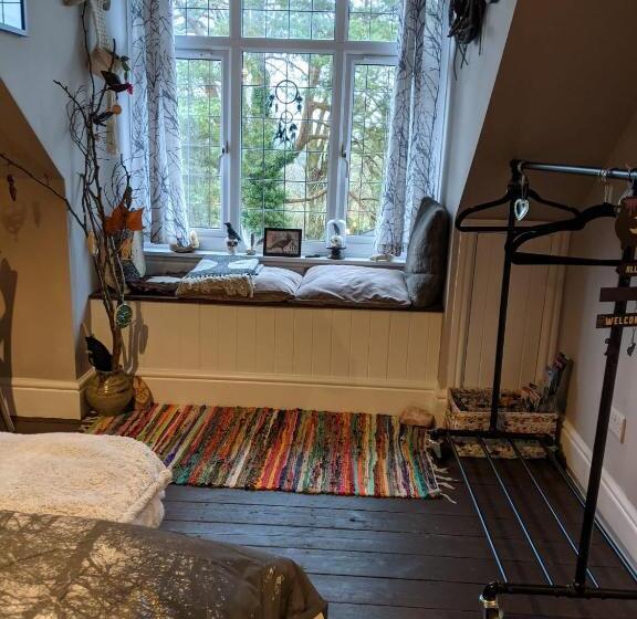 スタンダードルーム, Yawl, Harcombe House