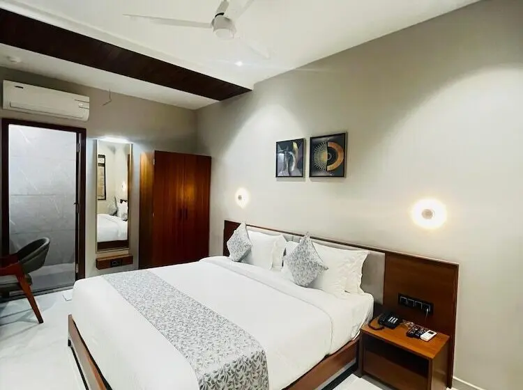 デラックスルーム, Regenta Inn Motikhavdi Jamnagar