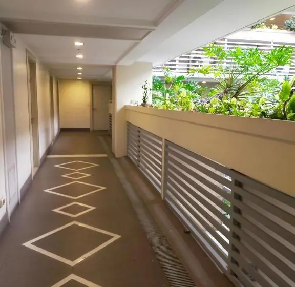 スタンダードスタジオ, Rose Condotel Newport